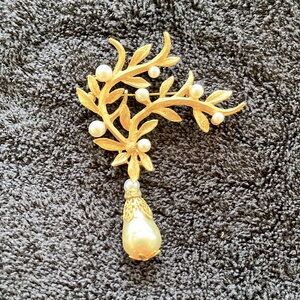 Fancy Vintage Faux Pearl/Rhinestone Gold Brooch